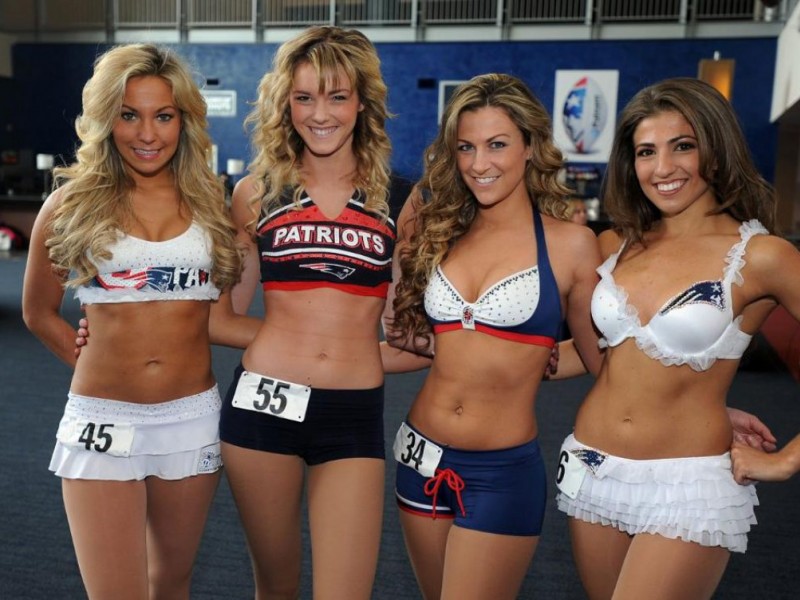 Resultado de imagem para patriots cheerleaders swimsuit calendar 2013