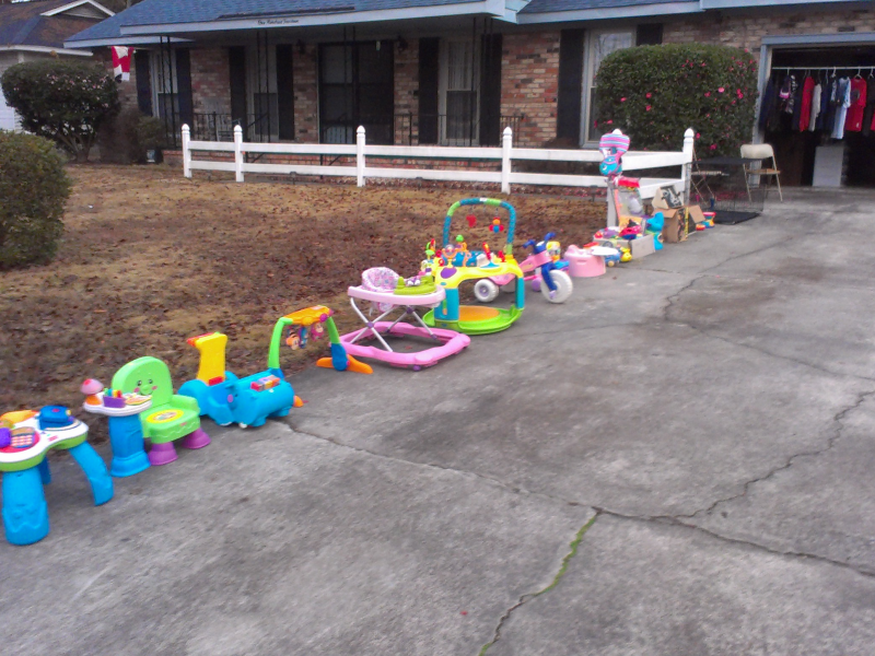 Yard Sale NOW (Saturday 12/7) Lots of Kids/Baby Stuff Summerville, SC
