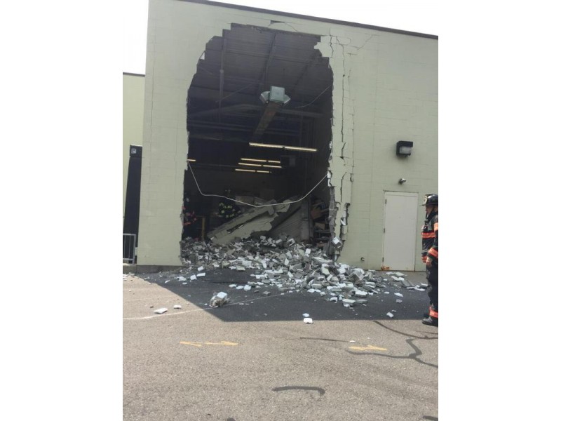 18-Wheeler Crashes Into DSW Business in Danbury | Danbury, CT Patch