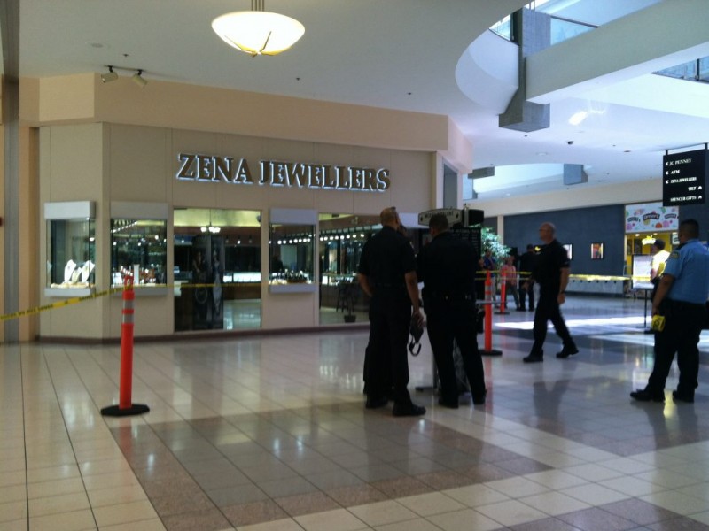 Police Seek Four Men in NewPark Mall Jewelry Store Robbery
