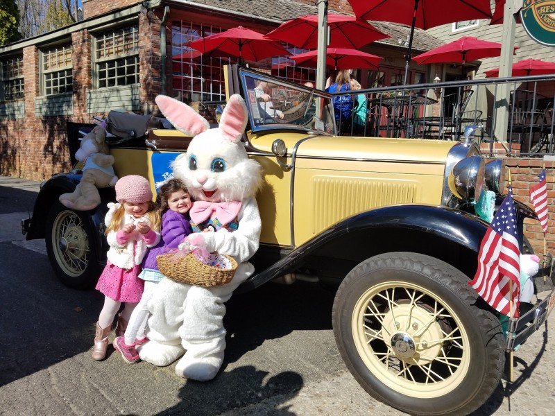 Photos Easter Bunny Rides Around Northport In A Classic Car