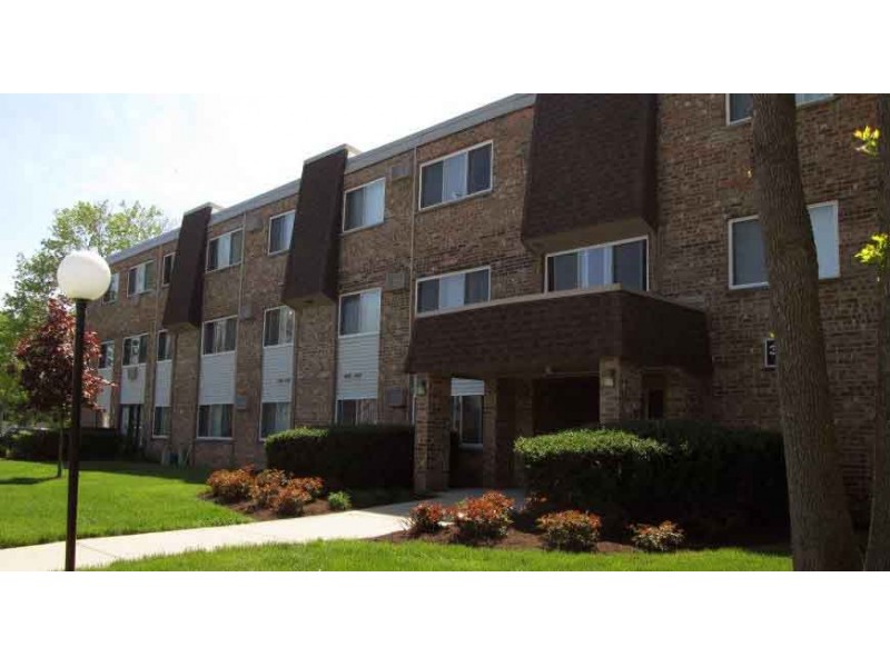 Chicago Landlord Buys Glen Ellyn Apartment Complex for 32...