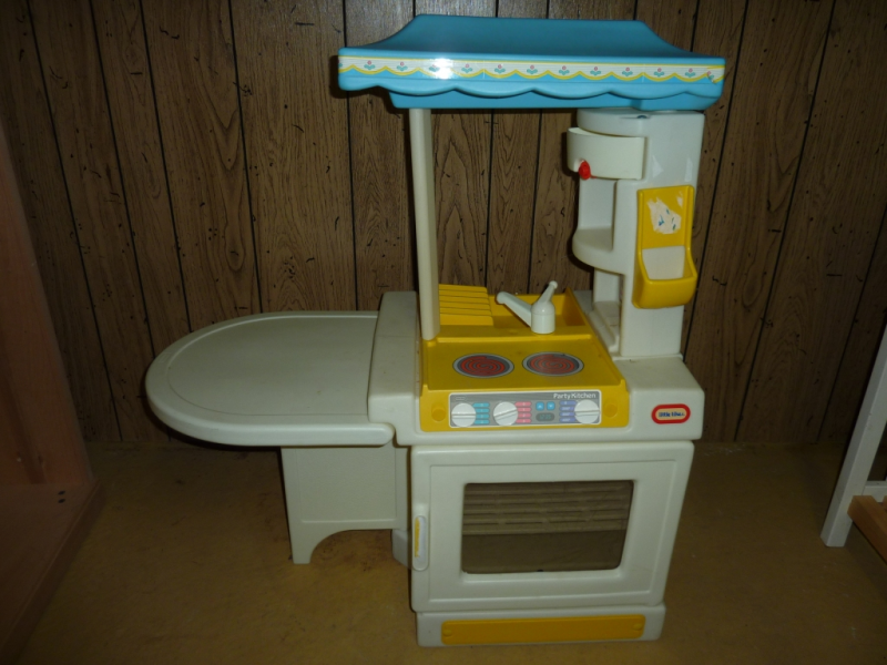 Vintage Little Tikes kitchen