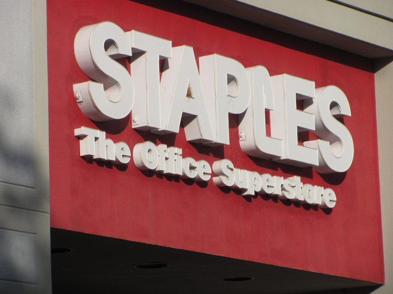 Staples foresees sales declines, plans to close 50 stores