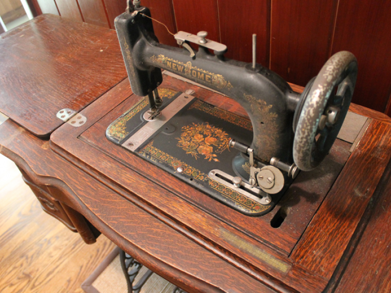 For Sale - Antique NEW HOME 1911 SEWING MACHINE & TABLE - West Hartford