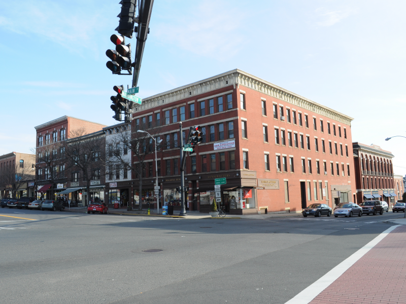 FOR RENT RETAIL STORE FRONT SHOPPING DISTRICT ((DOWNTOWN MIDDLETOWN