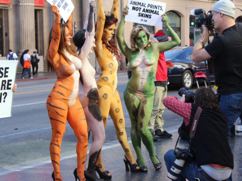 Video Peta Activists In Body Paint Protest In Hollywood -7560