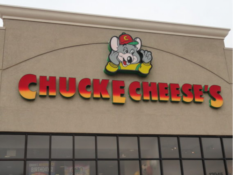 Chuck E Cheese’s hours | Regular business hours Chuck E Cheese Hours – Additional Details. Chuck E Cheese store hours are generally very consistent, so you can go to most locations during the above operating hours. However, some stores do open an hour earlier on the weekends if they have enough customers.